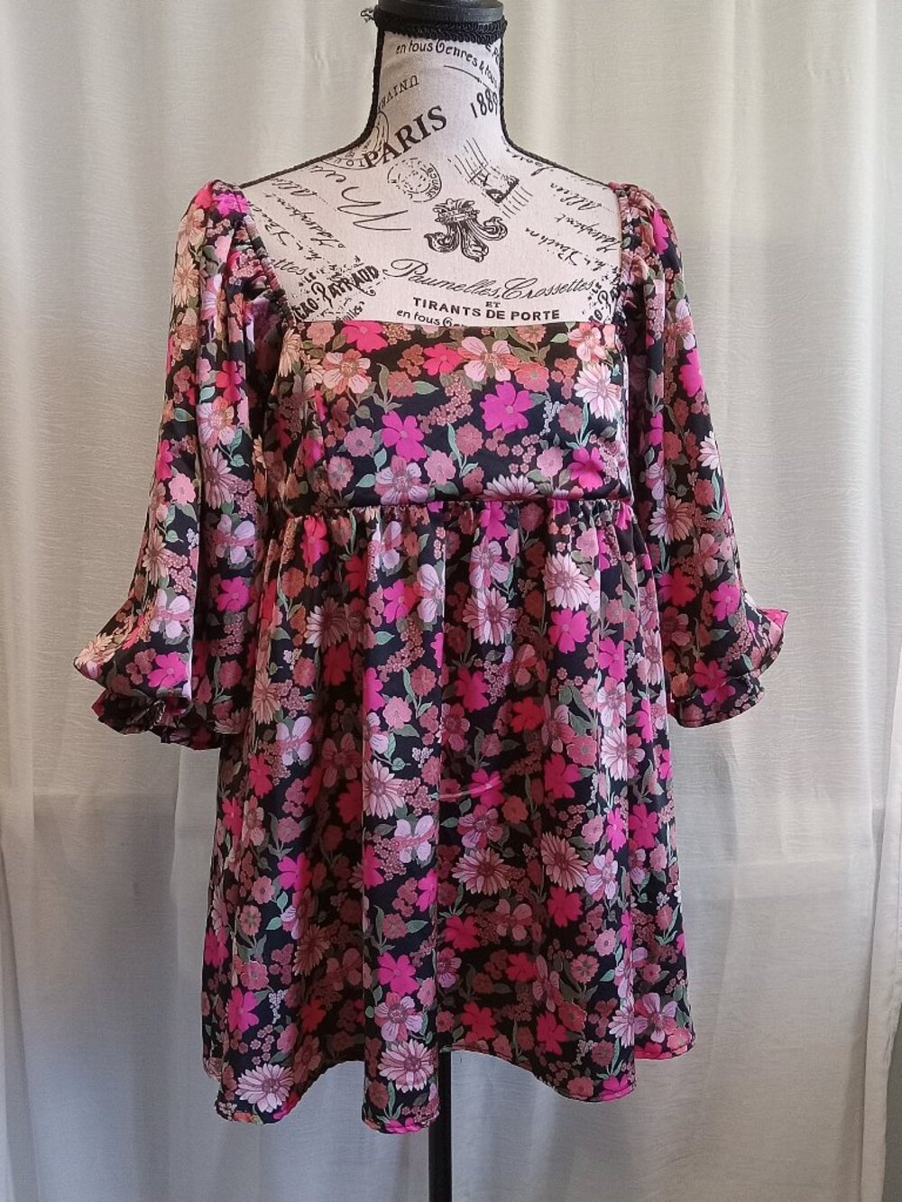 Mini ICONE A-line dress with a square neckline and elbow-length puffy sleeves